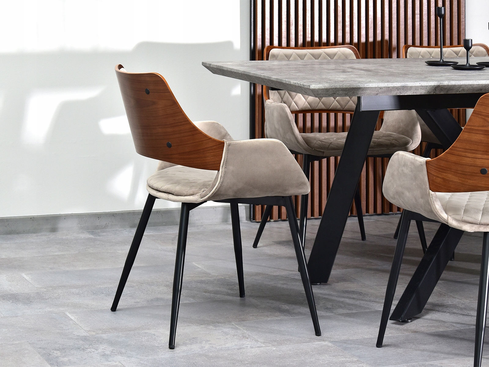 KRZESŁO BEŻOWE Z DREWNA GIĘTEGO ORZECH MORGAN NA METALOWYCH NOGACH Szerokość mebla 50 cm