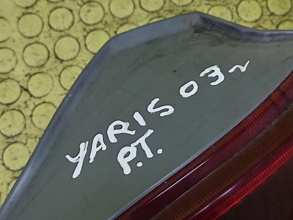 TOYOTA YARIS and light right rear part