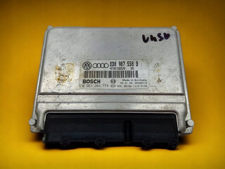 control unit of the engine 8D0907558B Volkswagen Passat V (1996-2005) B5