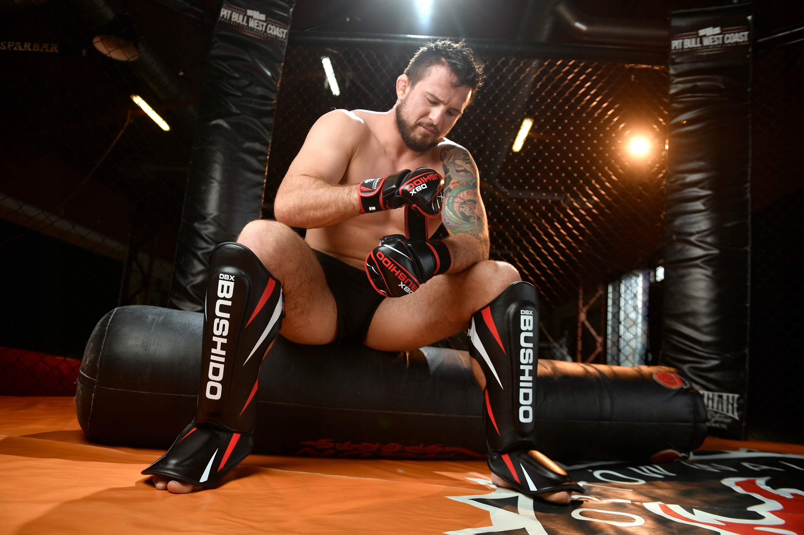 OCHRANIACZE PISZCZELI I STOPY GOLENIE NAGOLENNIKI TWARDE MMA KICKBOXING M Rozmiar M