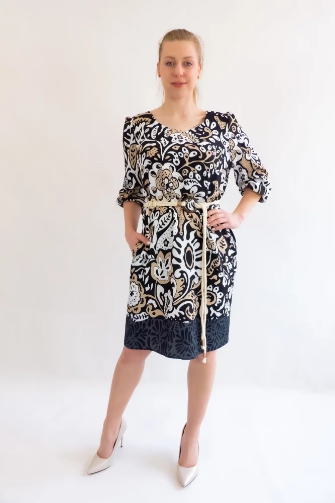 Šaty s vzory a kapsami Černo-béžová 44