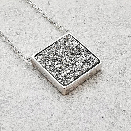 Stříbrný náhrdelník se stříbrnou drúzou