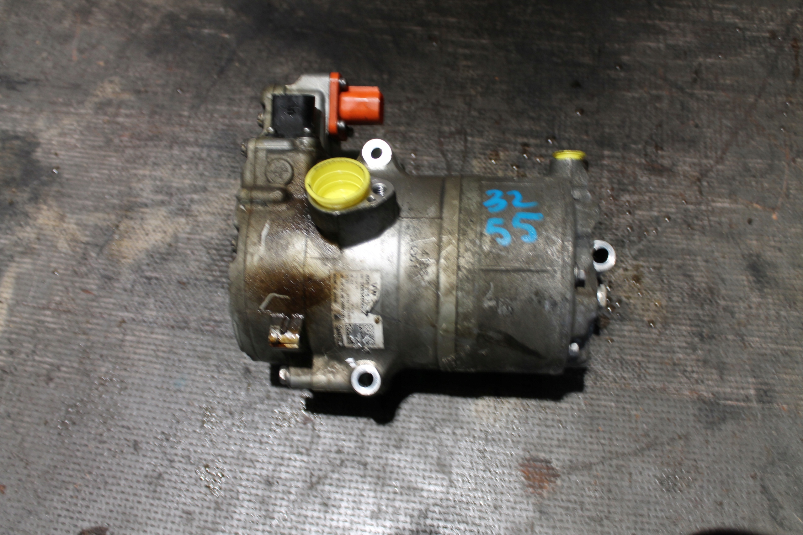 3255. kompresor klimatizaci VW AUDI 4G0816797D