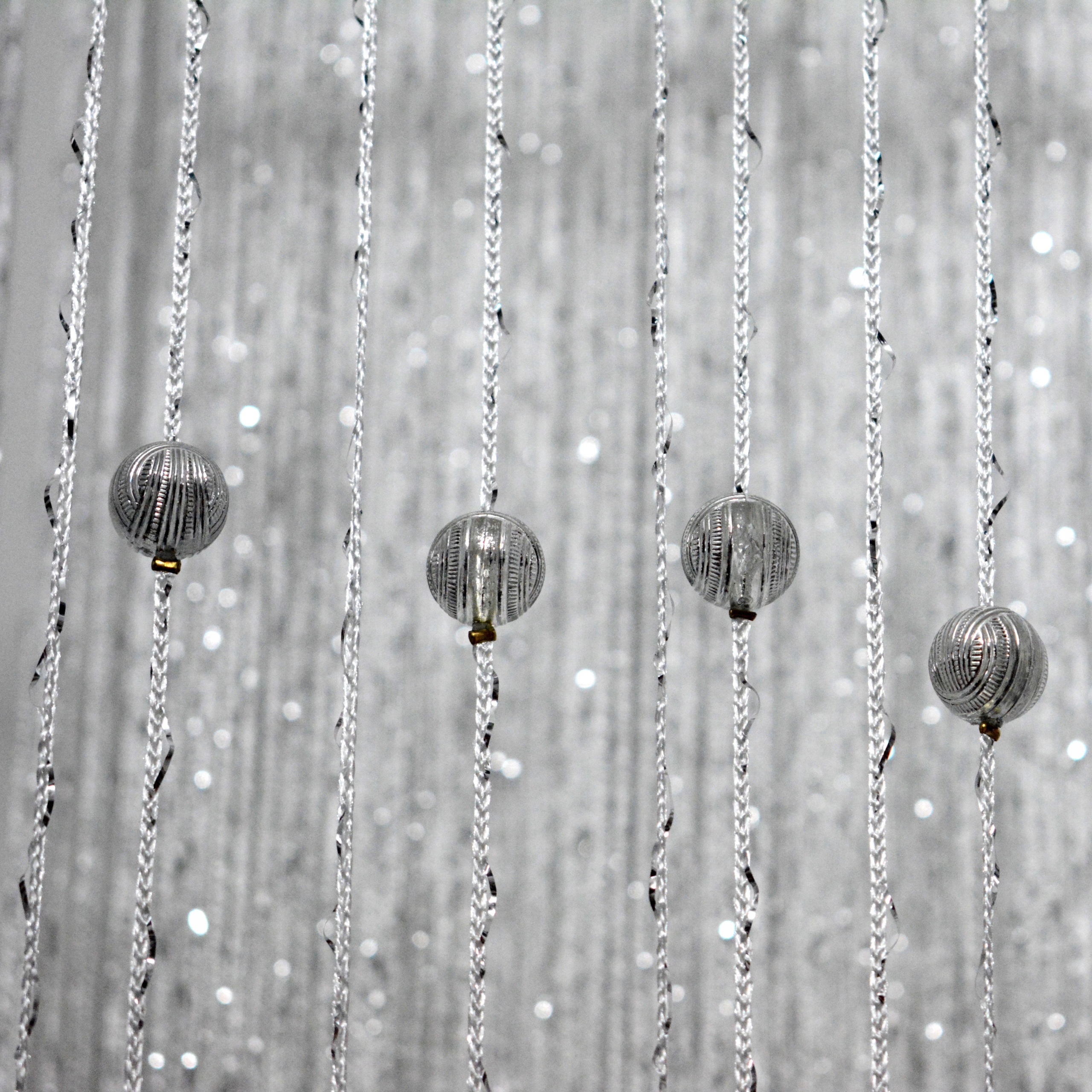 Záclony Těstoviny s Korálky Stříbrné Koule Stříbrná Nit 300x250 Bílé