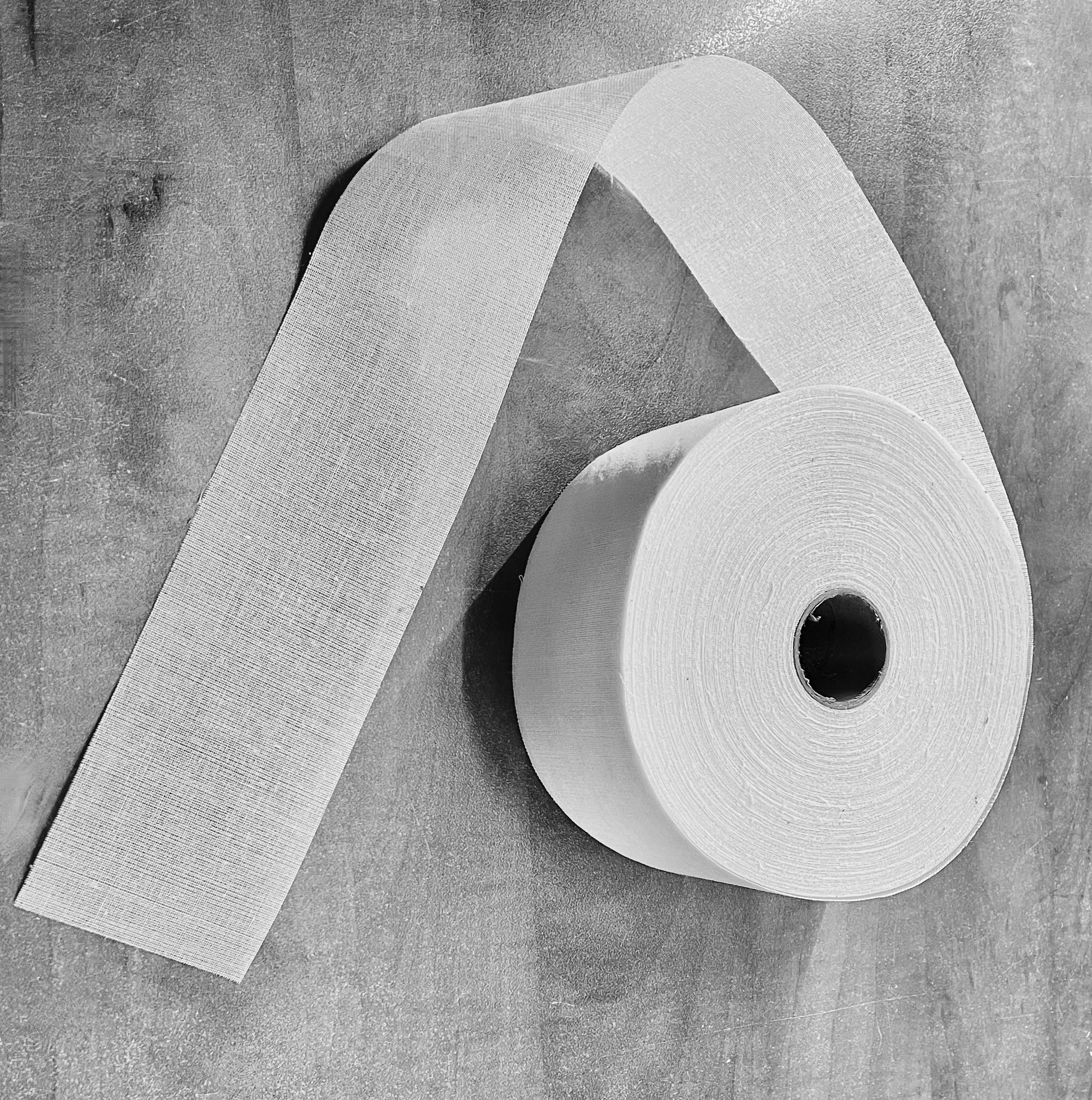 TAŚMA Z KLEJEM USZTYWNIĄJĄCA DO PRZELOTEK SZTYWNIK METRY FIRANA ZASŁONA 8CM Kod producenta NEWDESING