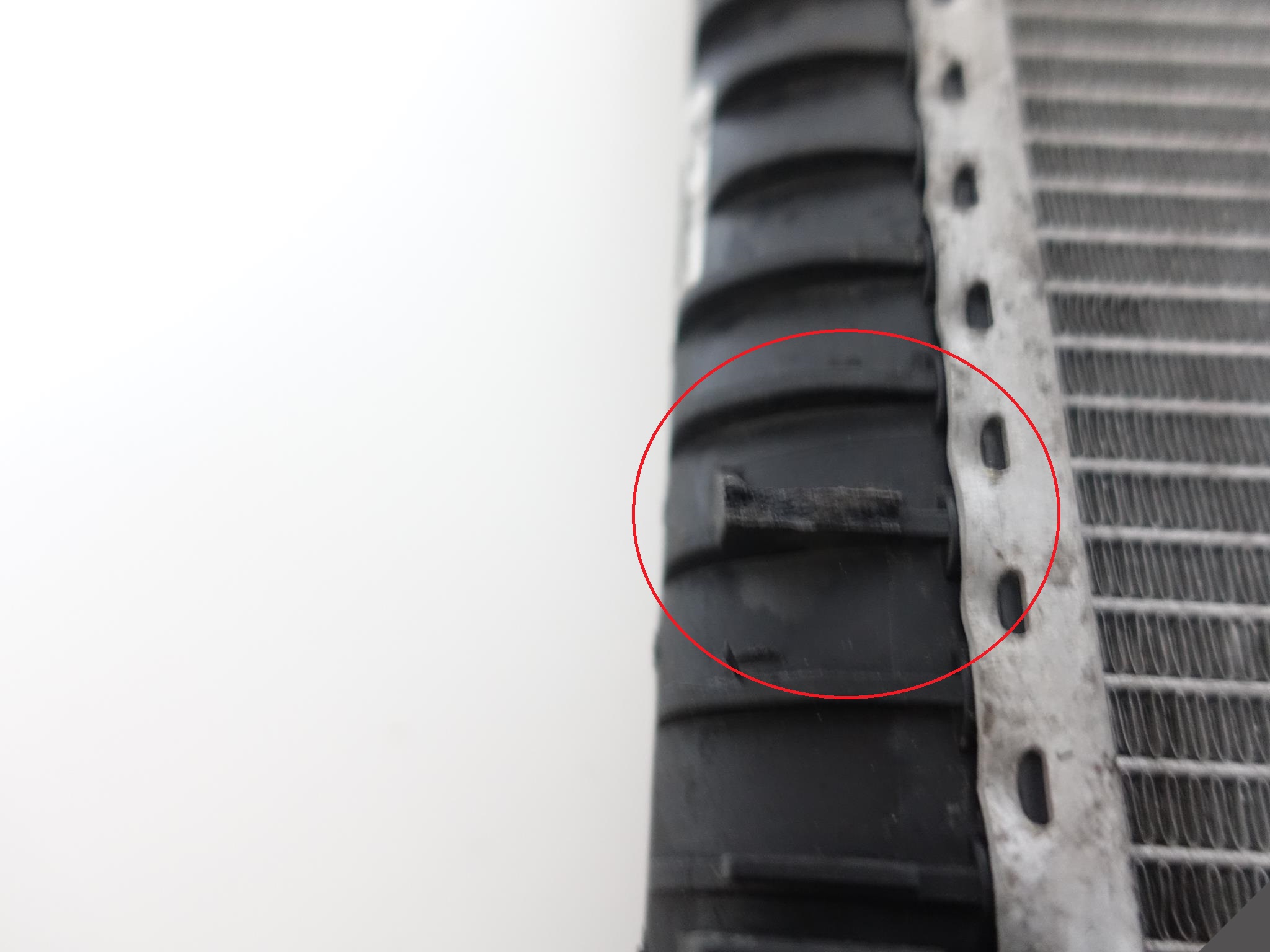 AUDI Q5 8R0 3.0 TDI water cooler damaged