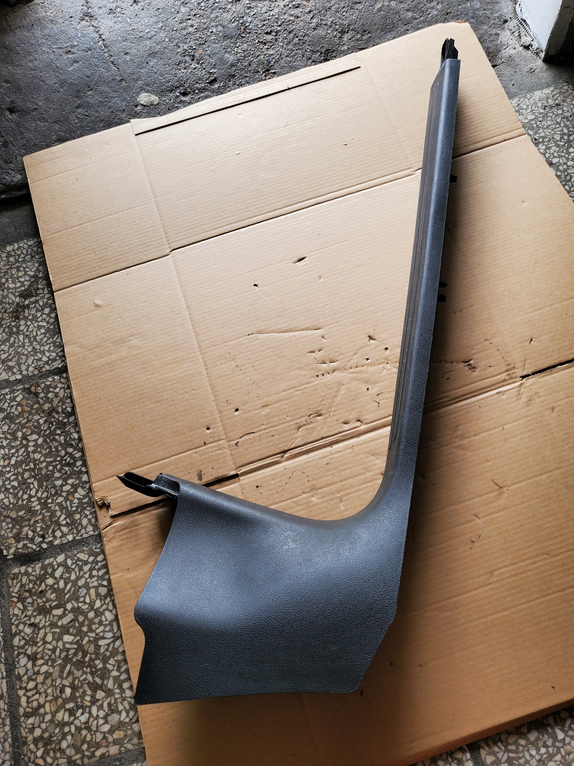 OSŁONA NAKŁADKA PROGU SŁUPKA PRAWY PRZÓ AUDI A6 C5