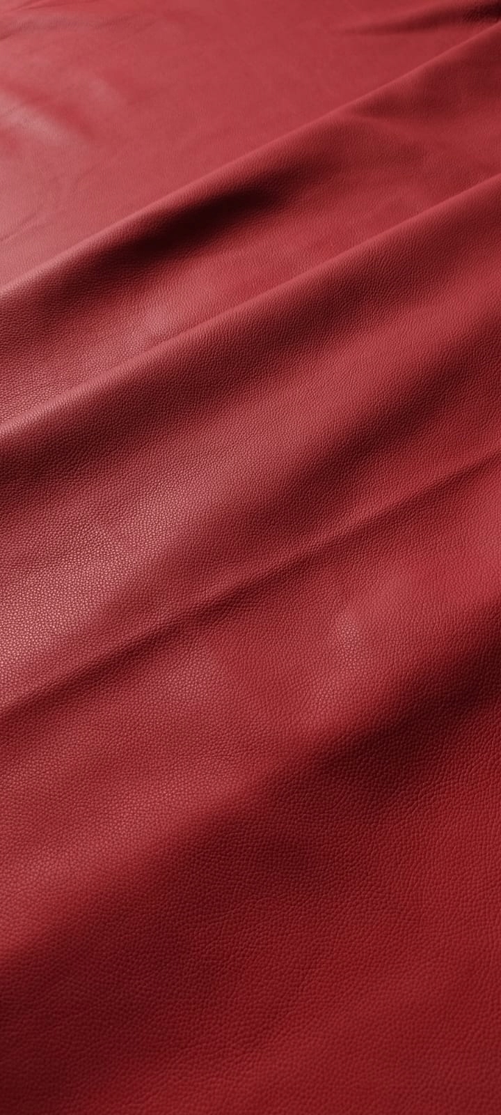 Tmavě Červená Přírodní Kůže Se Zrnem gr 1.5 mm Po Kusech Dle Výběru