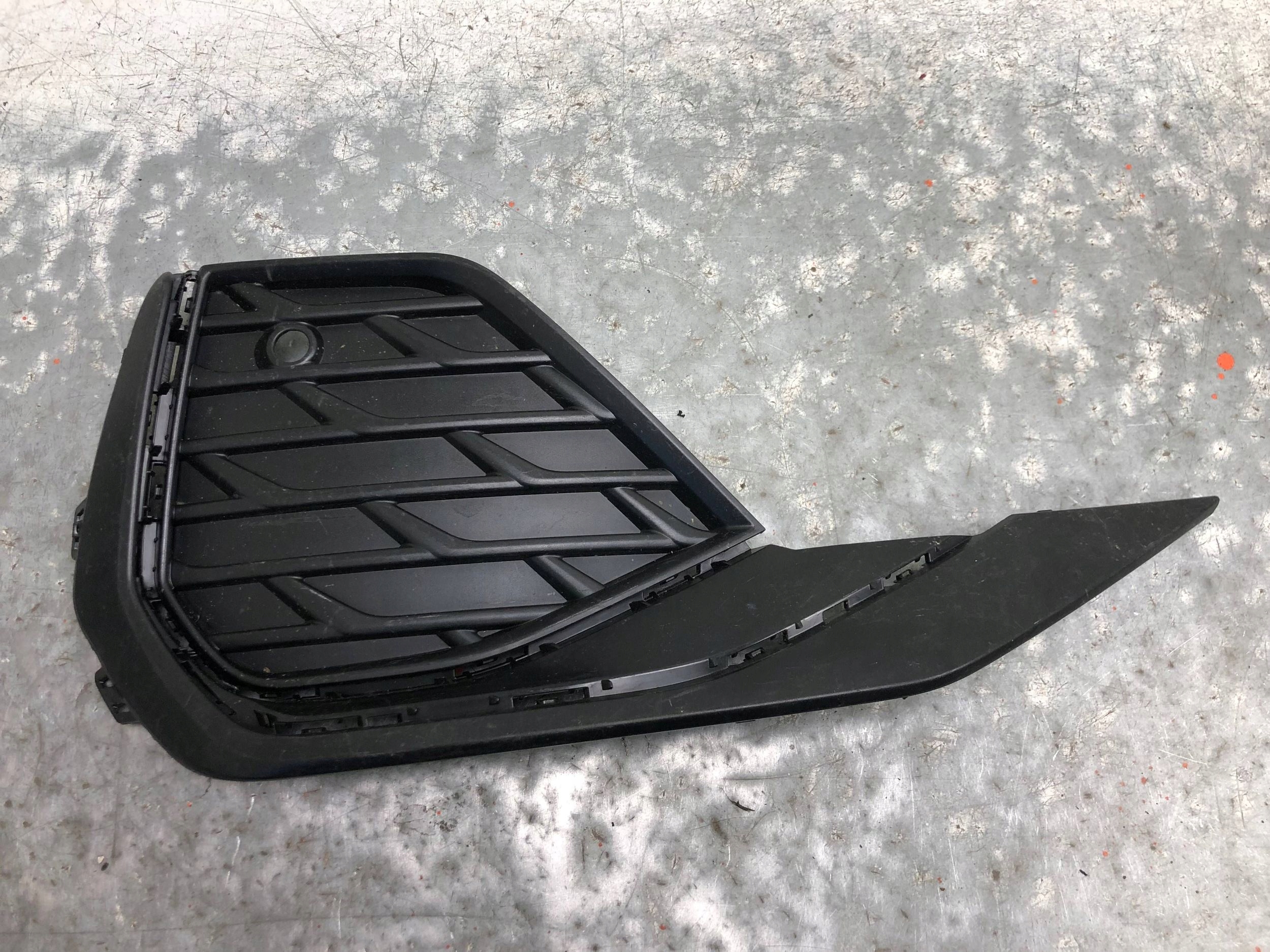 grid of a bumper right front S-LINE AUDI A3 8Y LIFT 8Y0807682H
