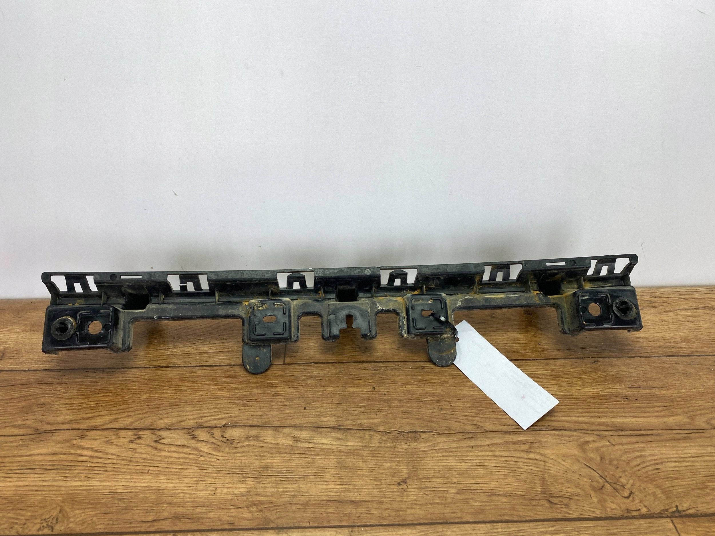 bumper bracket of the rear left Ford Mustang VI 2015+
