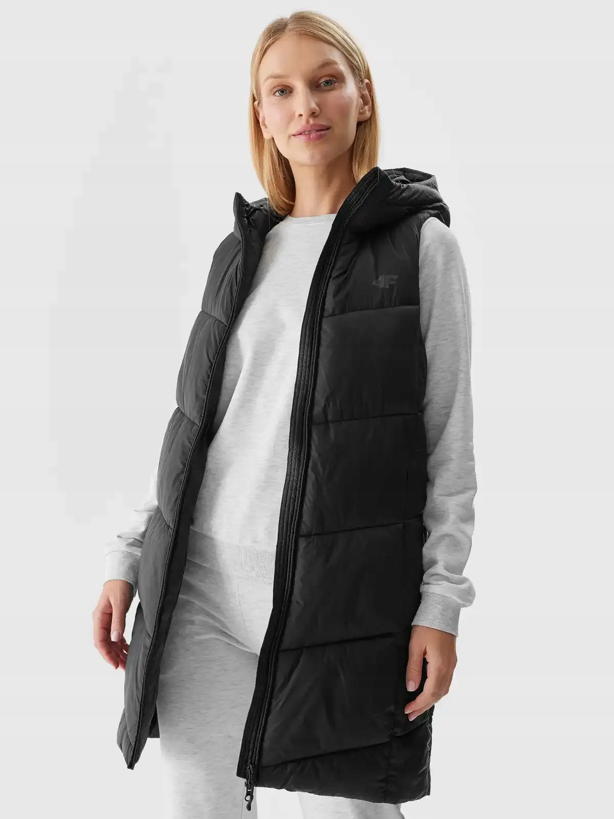 BEZRĘKAWNIK DAMSKI 4F KAMIZELKA NA ZAMEK Z KAPTUREM DŁUGA SS24F114 Rozmiar M