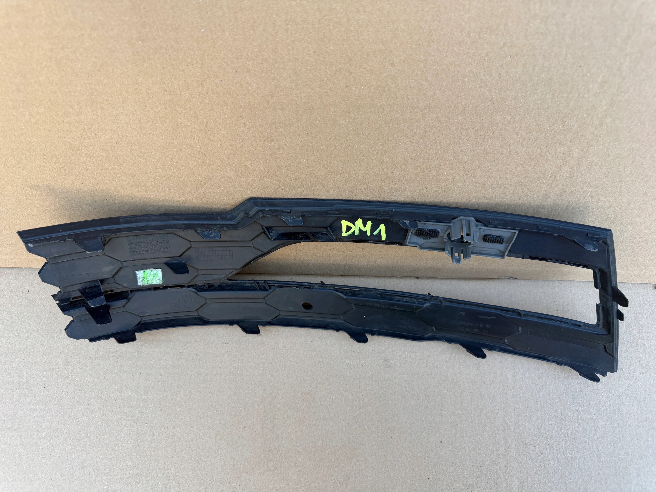 SKODA OCTAVIA IV 5E3 grid of a bumper right front 5E3807682G