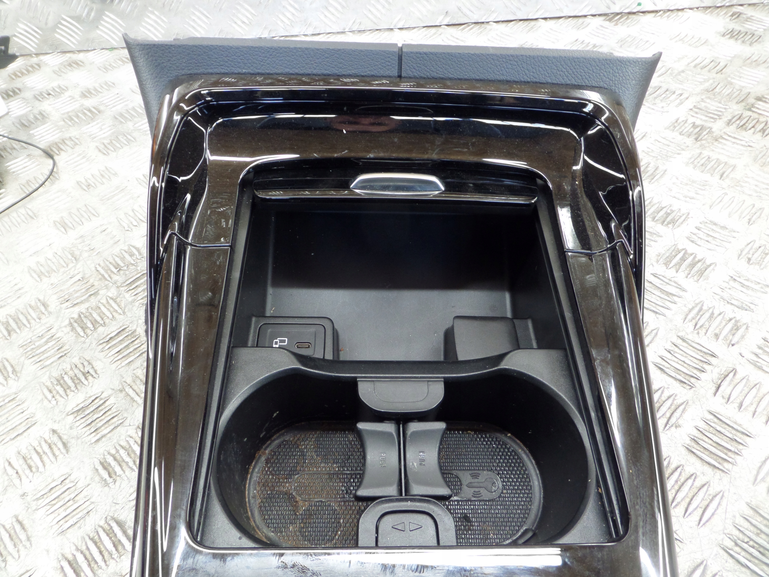 TUNEL mitte PANEL DEKOR MERCEDES A-KLASA A35 AMG W177