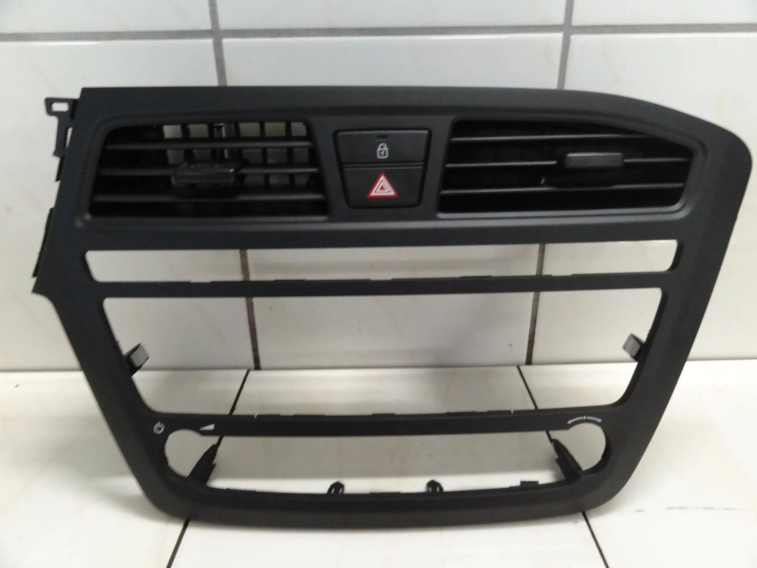 HYUNDAI I20 II 18 RAMKA ŚRODKOWA DEKOR KRATKI NAWIEWU AWARYJNE