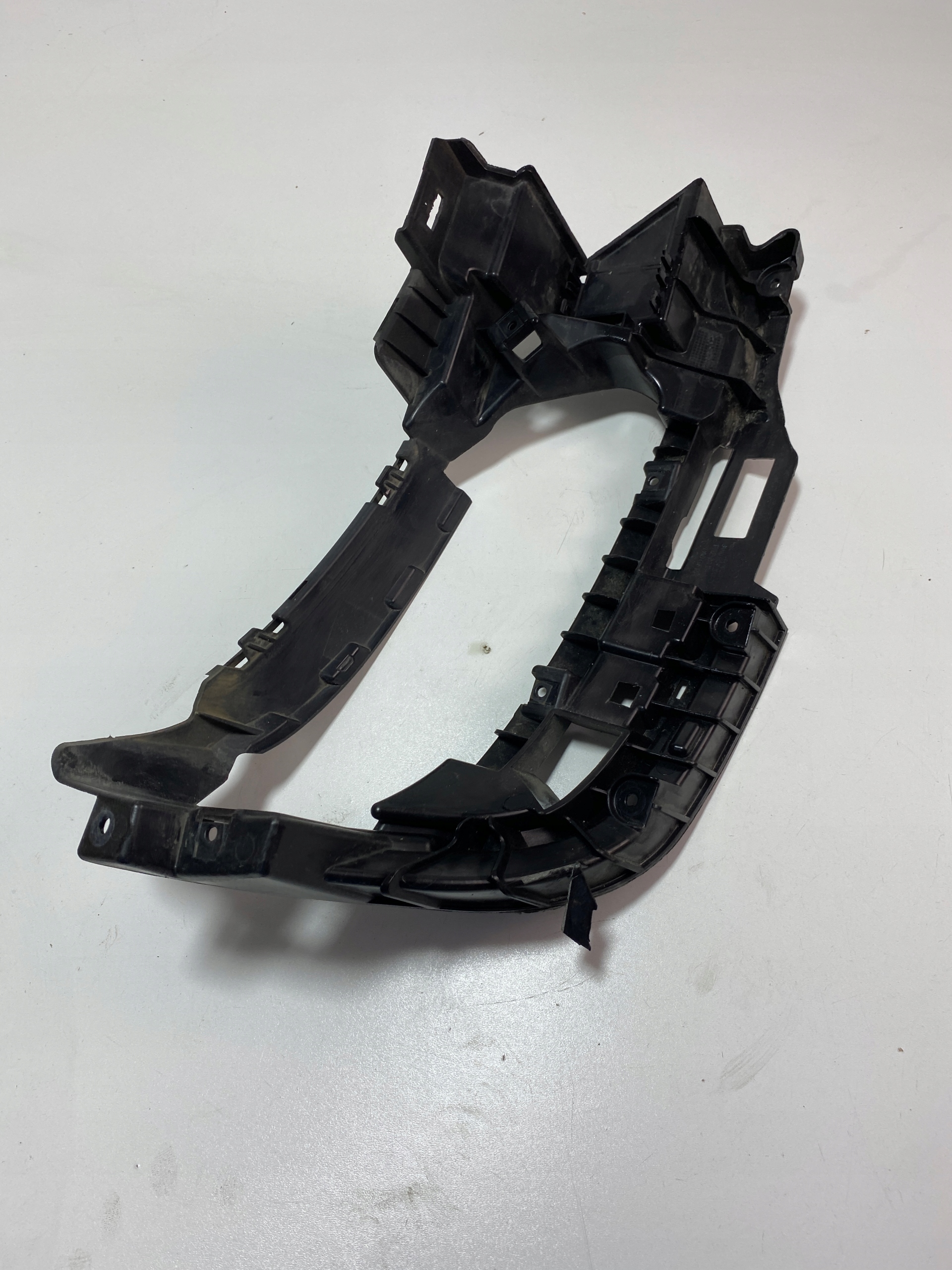 AUDI A4 B9 кронштейн крепления выхлопа 8W0807347D