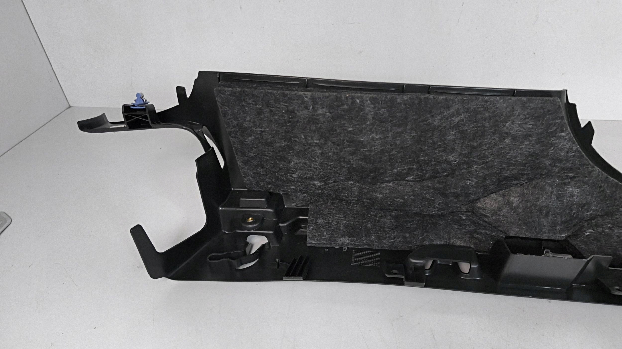 Opel Insignia B side holder rolety boot left rear part 39010367