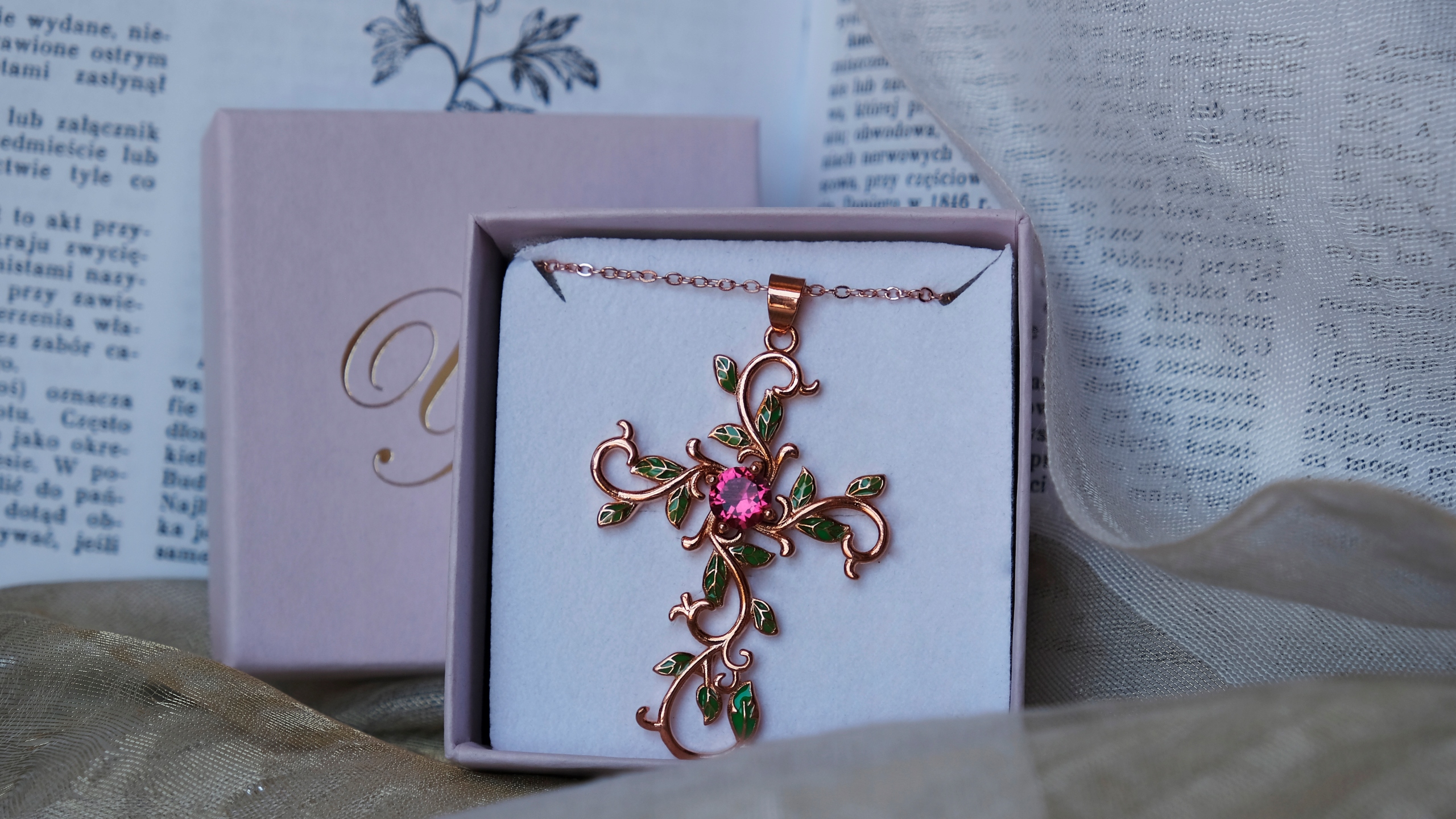 NASZYJNIK KRZYŻYK ROSE GOLD RÓŻOWE CYRKONIE NOWOŚĆ Marka Yila