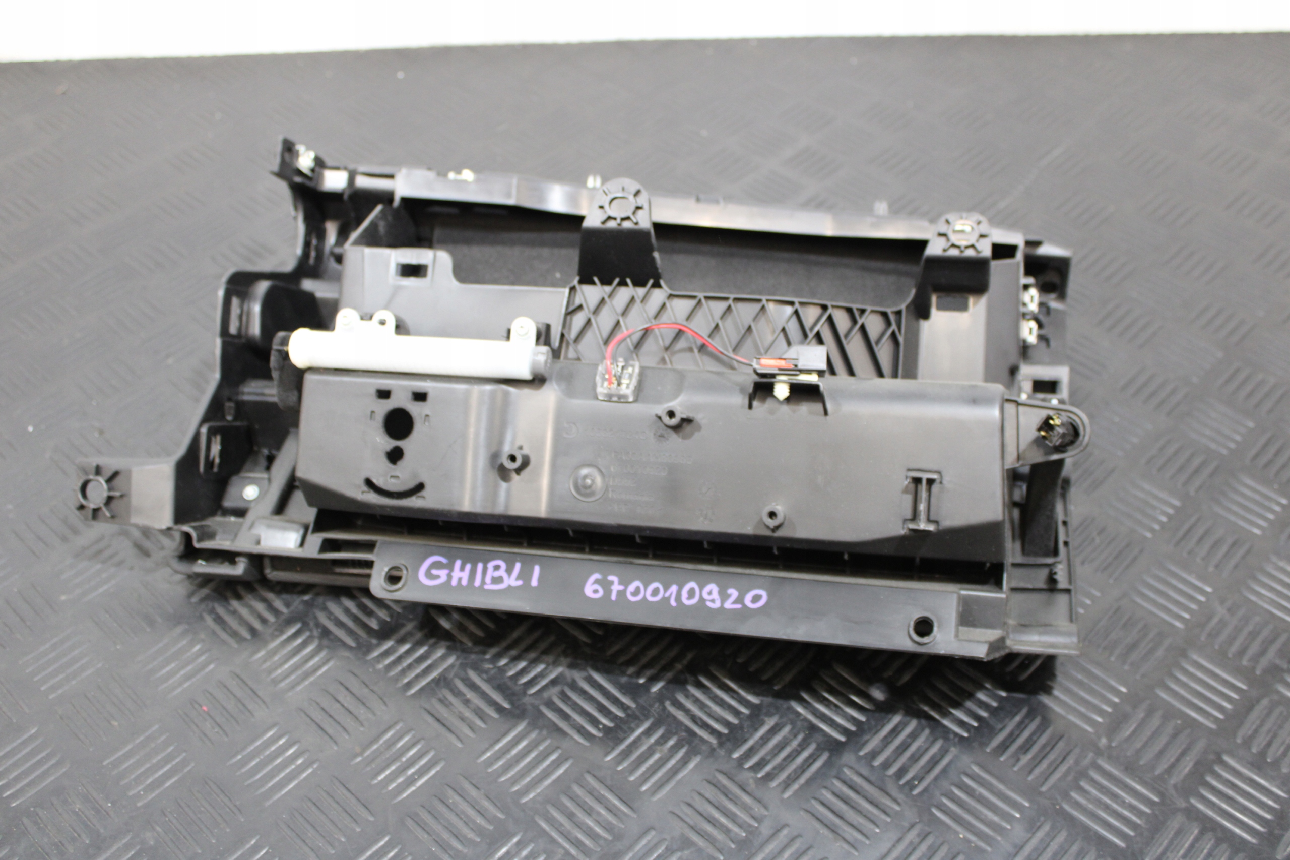 passenger compartment consoles 670010920 MASERATI GHIBLI M157