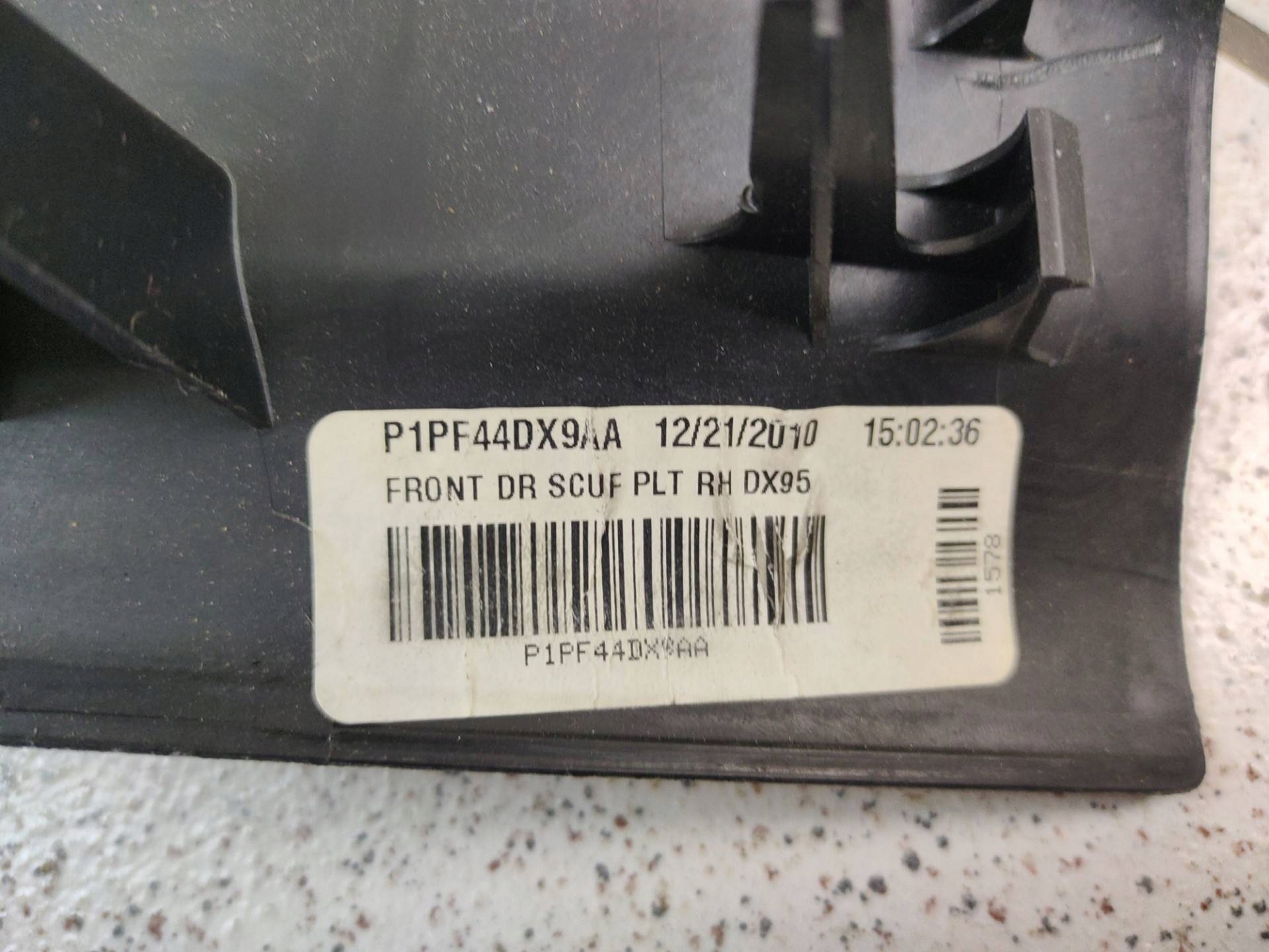 moulding threshold inner front right side Chrysler Town and Country
