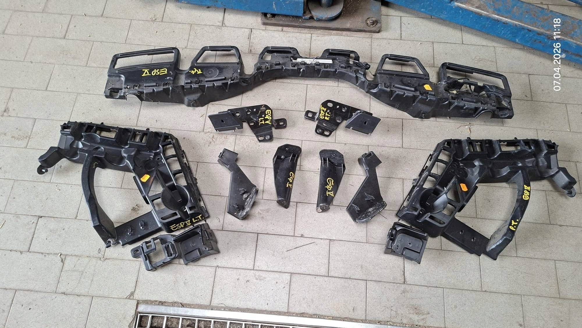 bumper bracket rear part Renault Espace V (RFC) 850421142R komplet