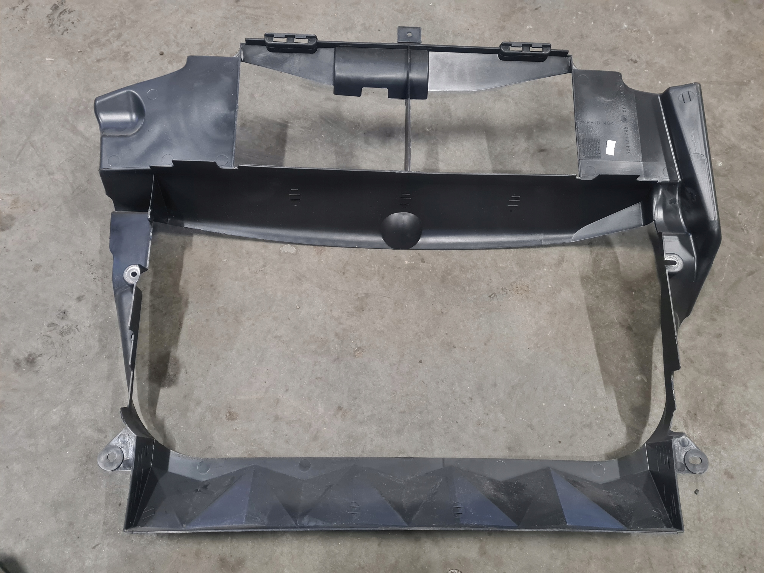 OBUDOWA CHŁODNICY PRZÓD IVECO DAILY 2.3 504136613