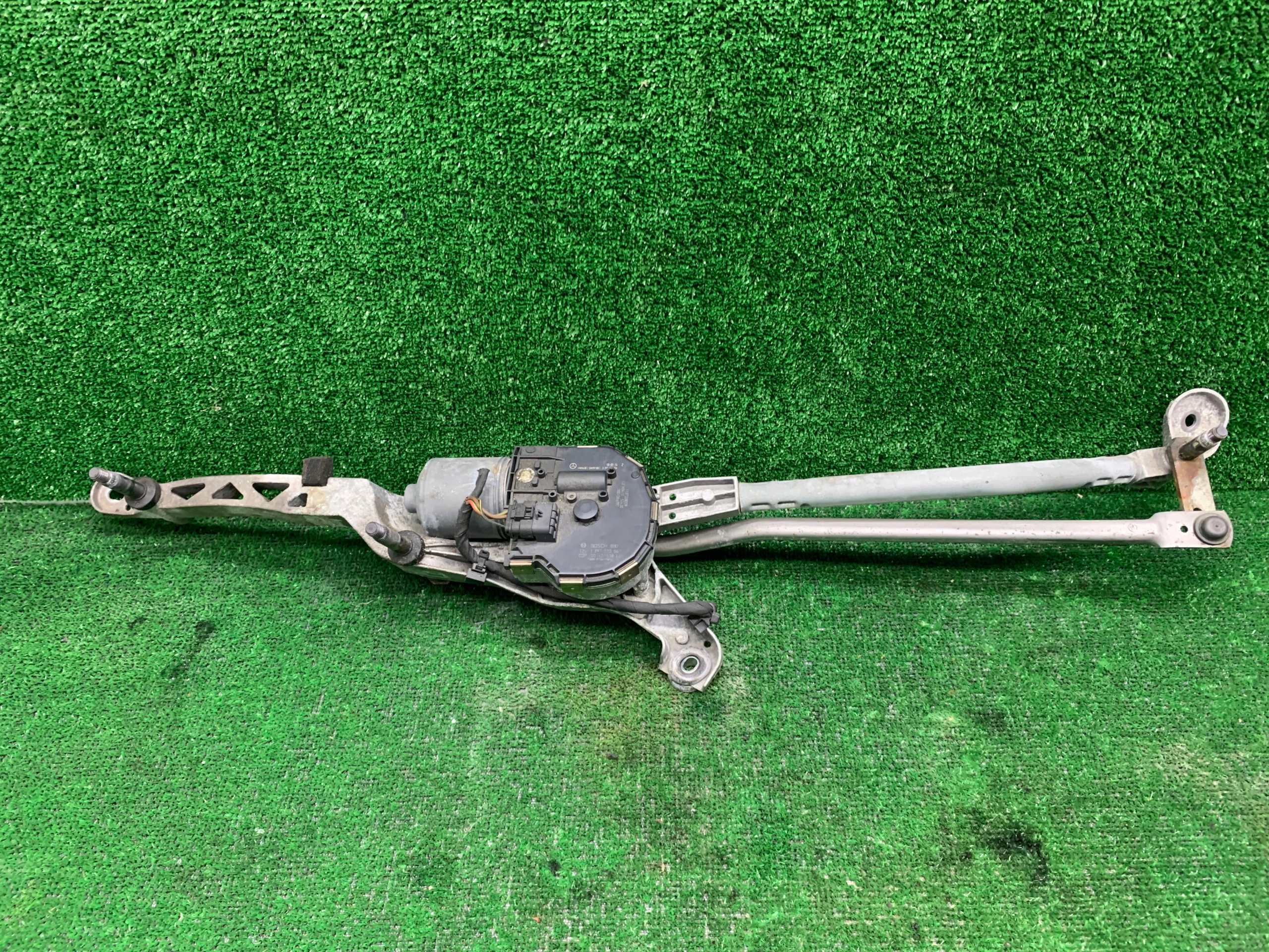 MERCEDES E-KLASA W212 MECHANIZM WYCIERACZEK PRZÓD A2128201240