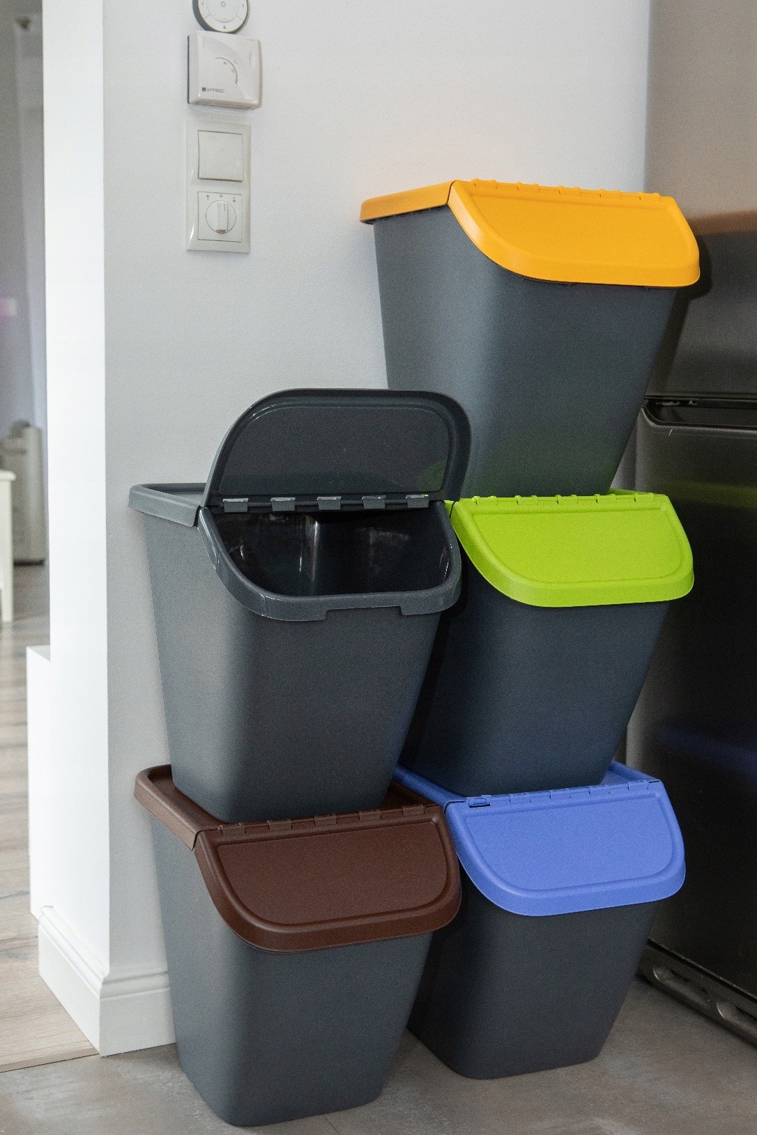 POJEMNIK POCHYŁY DO SEGREGACJI ŚMIECI 23L ŻÓŁTY Kolor żółty