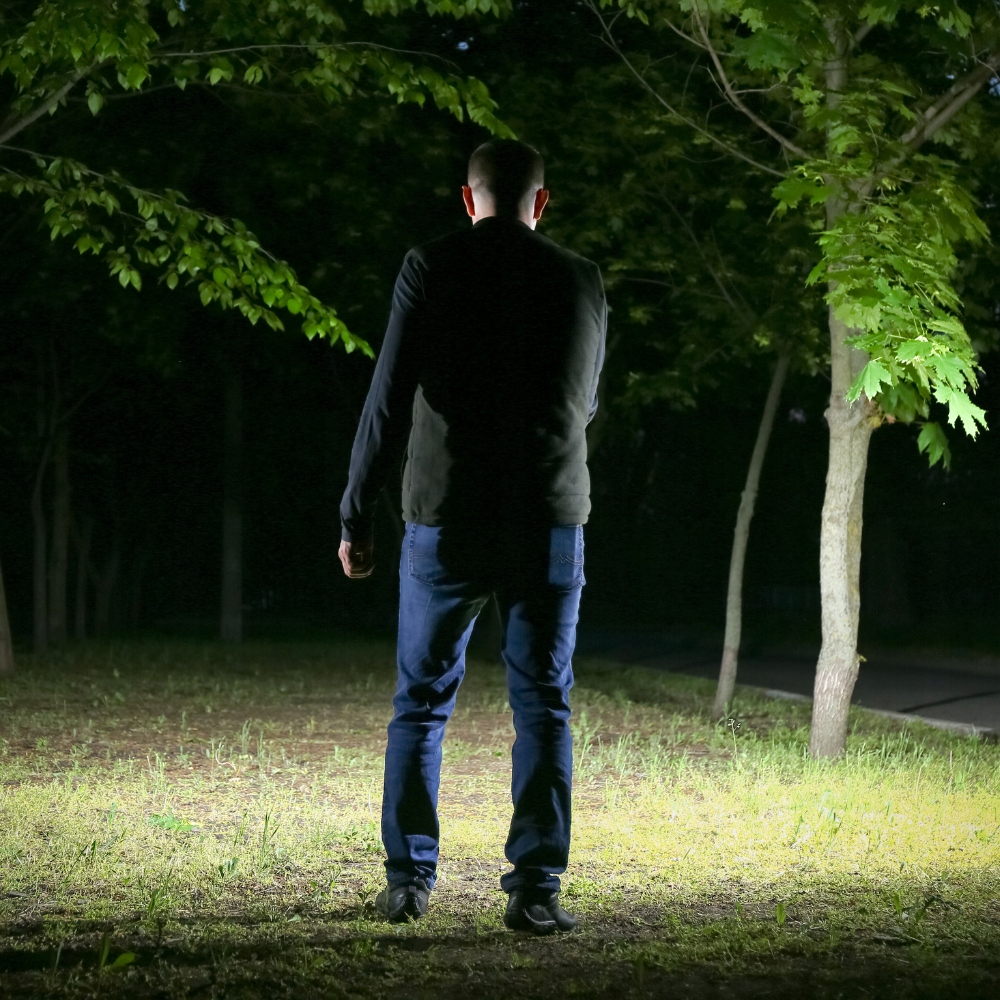 Latarka akumulatorowa LED klasyczna z wtyczką ręczna 16CM 2 tryby 120m Długość 16 cm