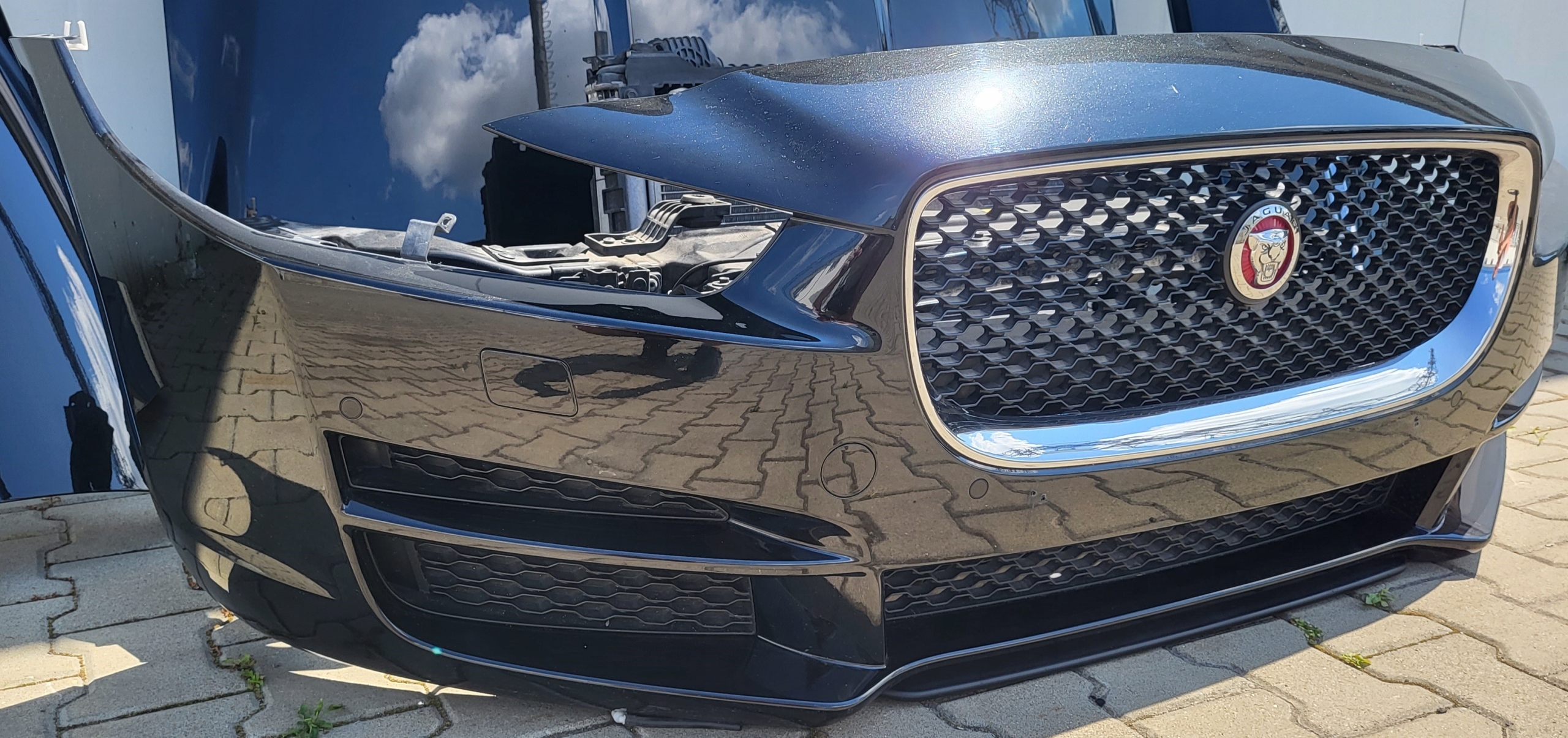 JAGUAR XE 15-19 MASKA BŁOTNIKI LAMPY PAS ZDERZAK Numer katalogowy części 1K SANTORINI BLACK