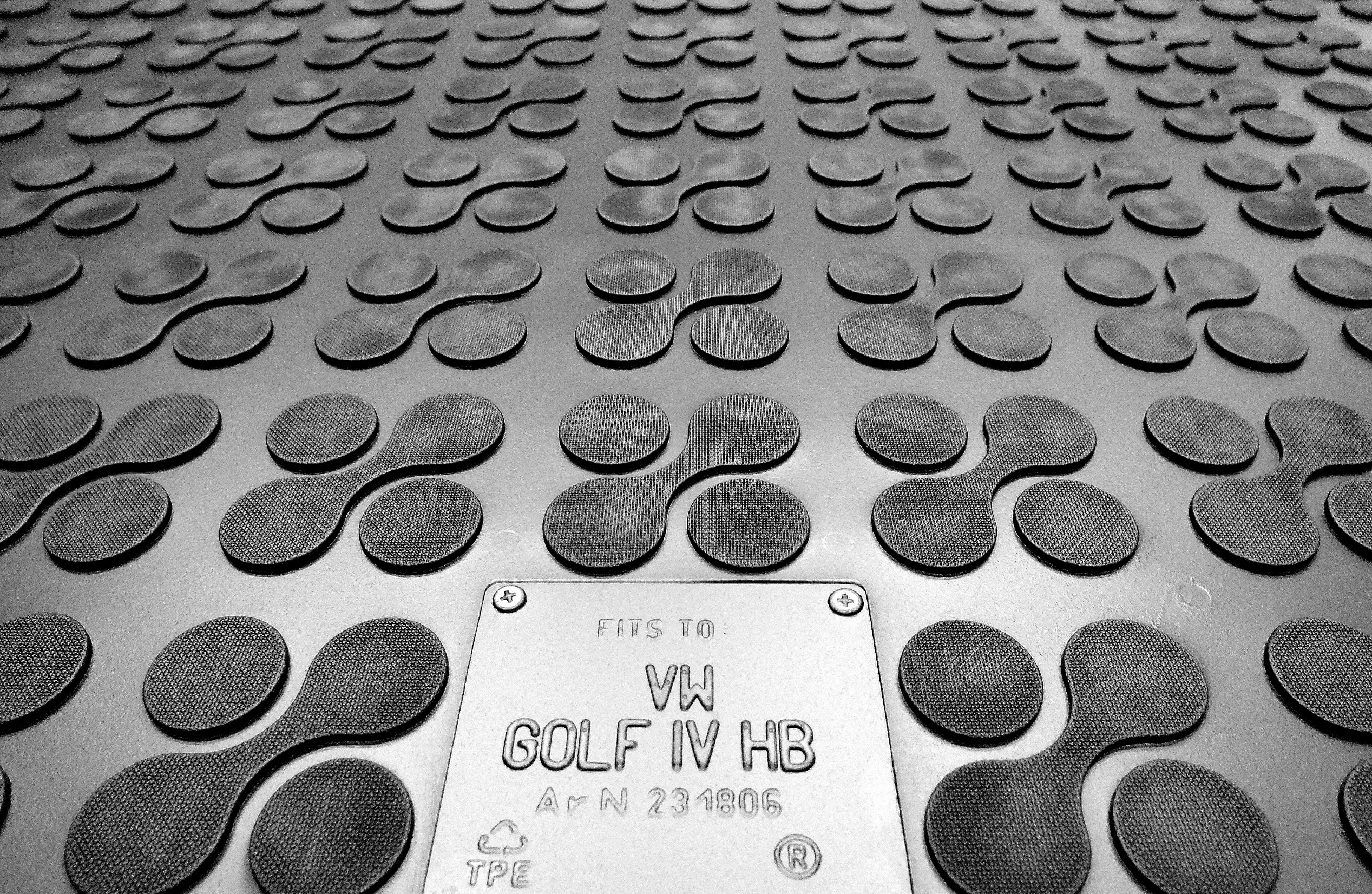 Volkswagen Golf IV hatchback 1997 - 2003 wkład mata gumowa bagażnika EAN (GTIN) 5900232676712