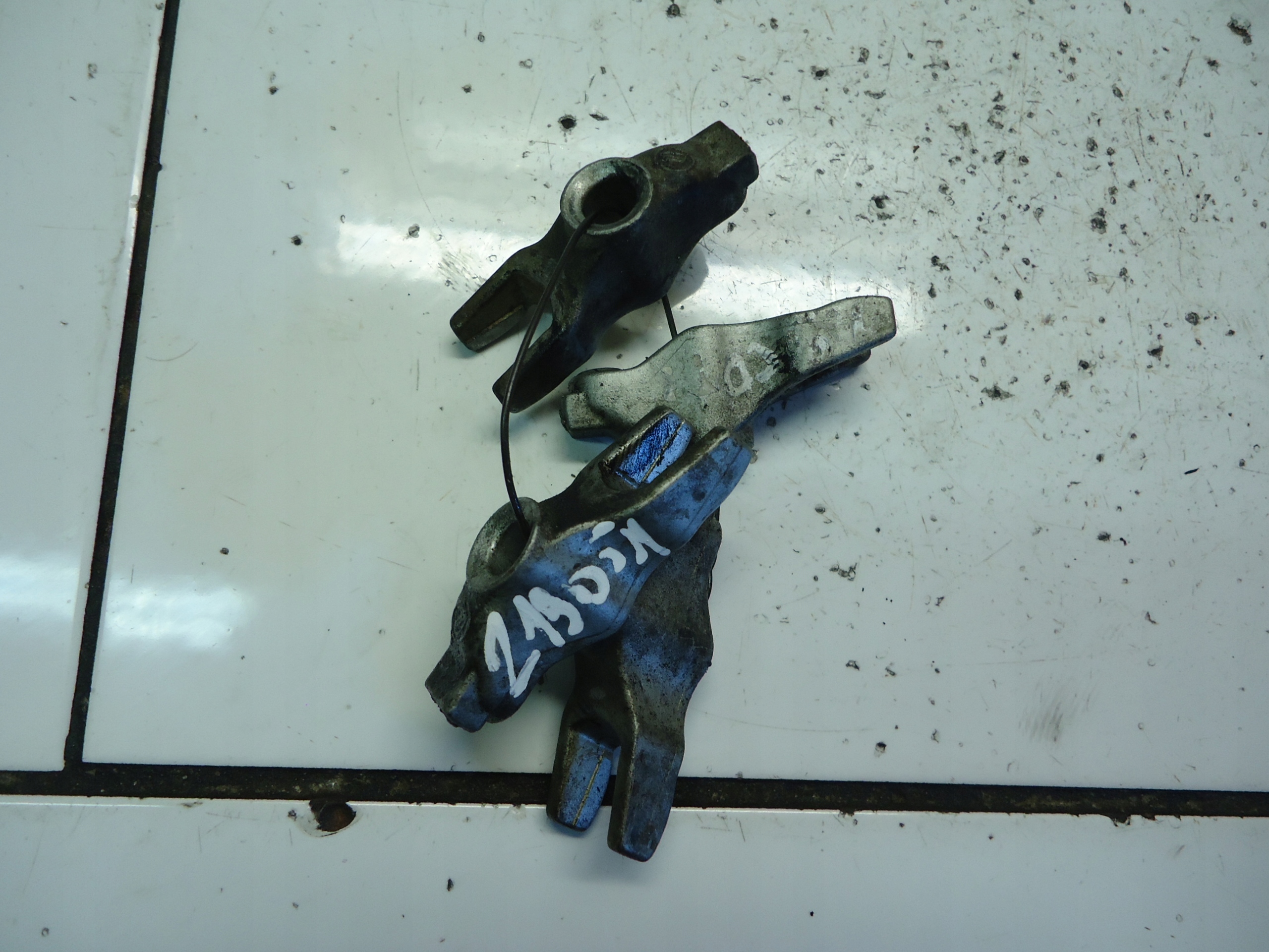 OPEL VECTRA 1.9 CDTI Z19DTH Aufbockständer Halter einspritz