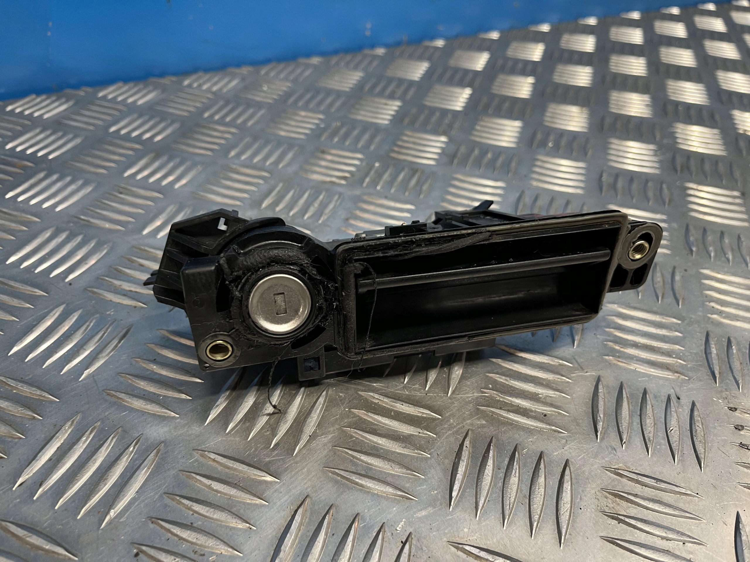 MERCEDES КЛС W219 РУЧКА КРЫШКИ БАГАЖНИКА ЗАД.