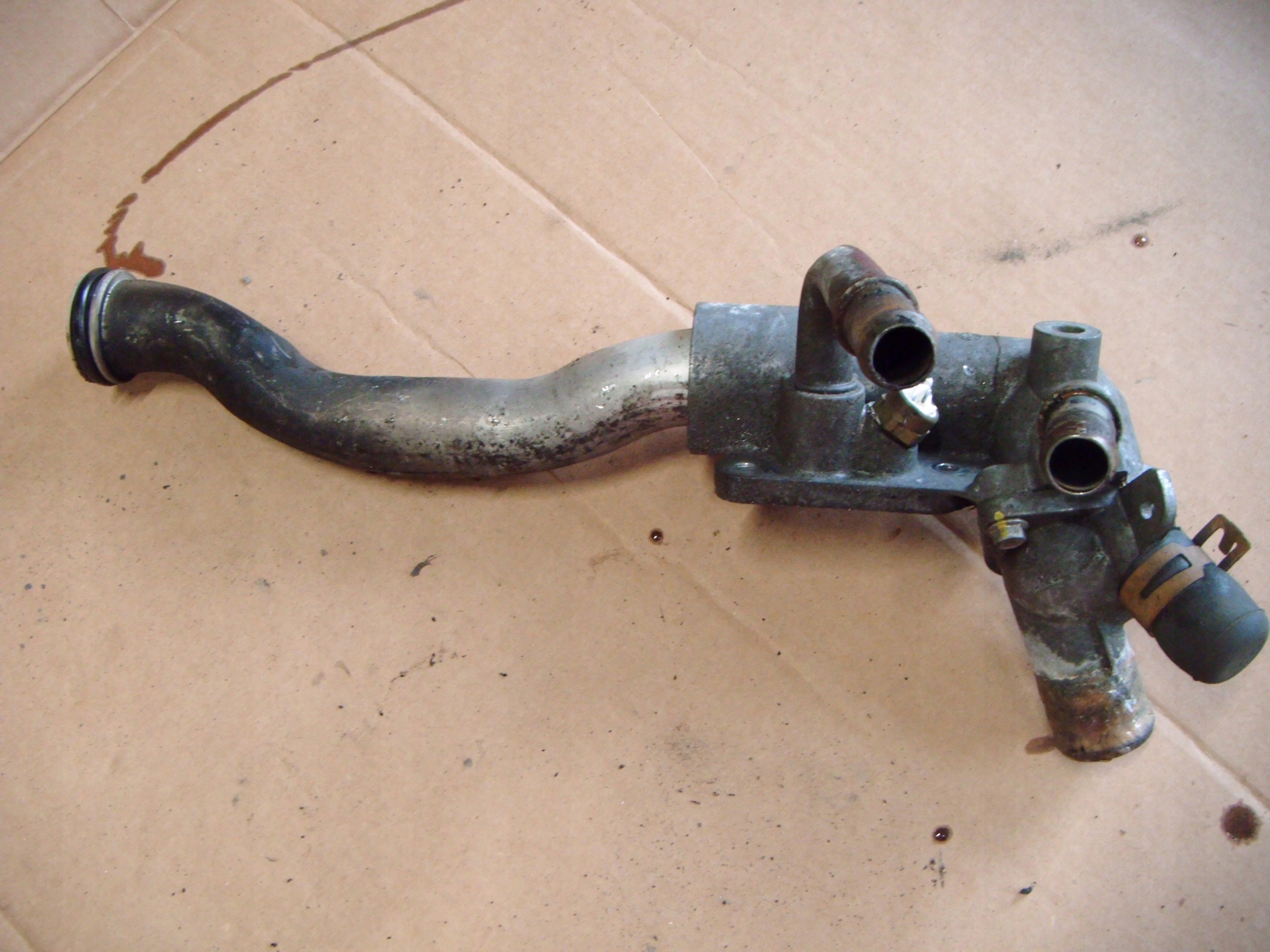 CHEVROLET HHR 2.4B OBUDOWA TERMOSTATU