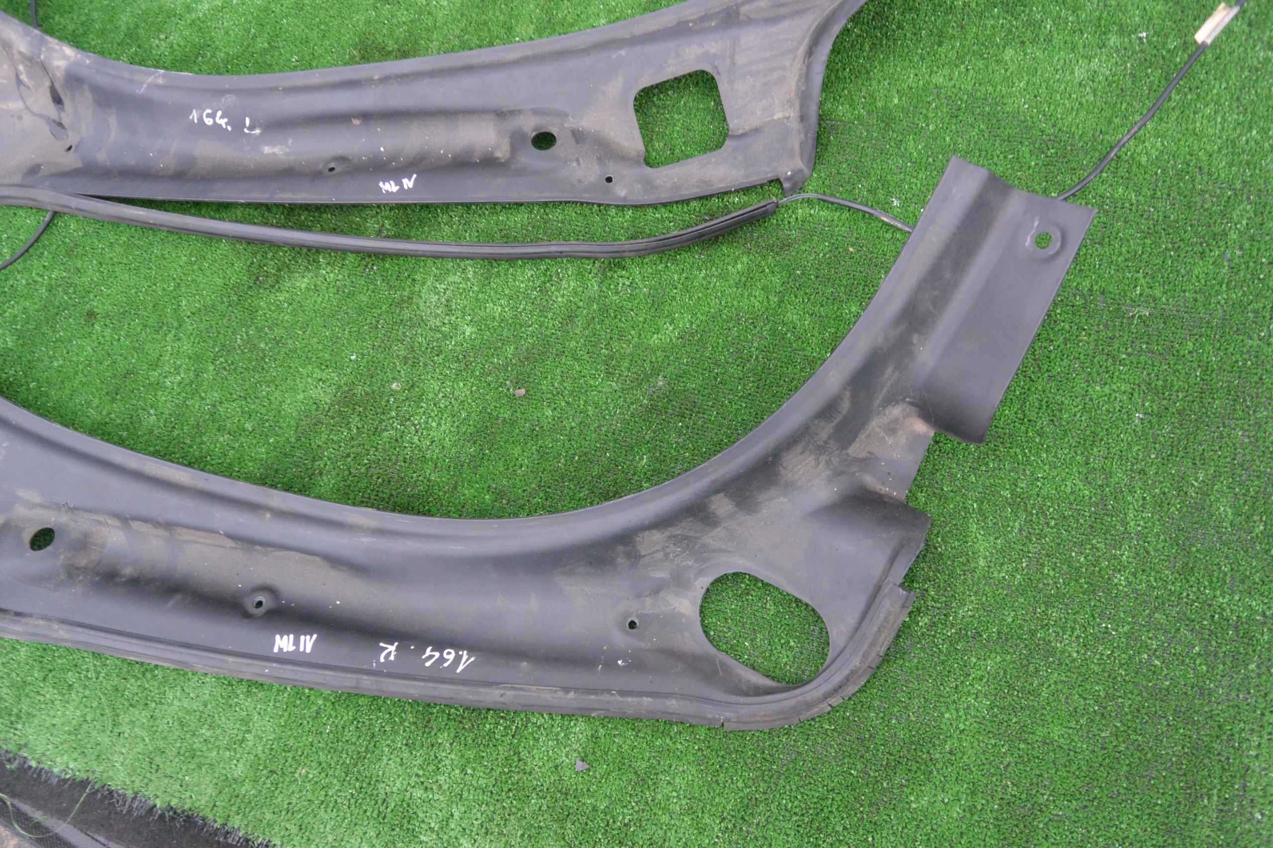 OSLONA ZLEW BAGAZNIKA KPL MERCEDES ML W164 Part number A1646900433 A1646900333