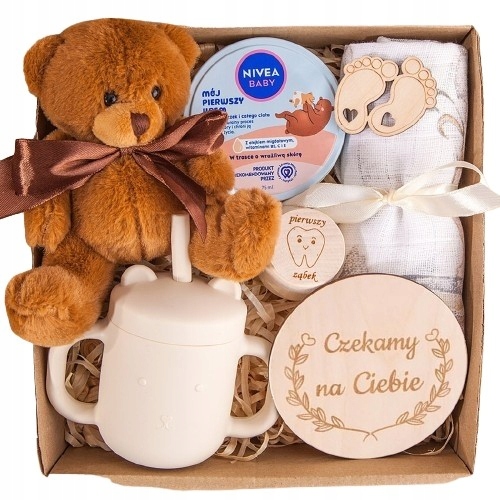 na Baby Shower dla niemowlaka wyprawka maskotka kubeczek silikonowy