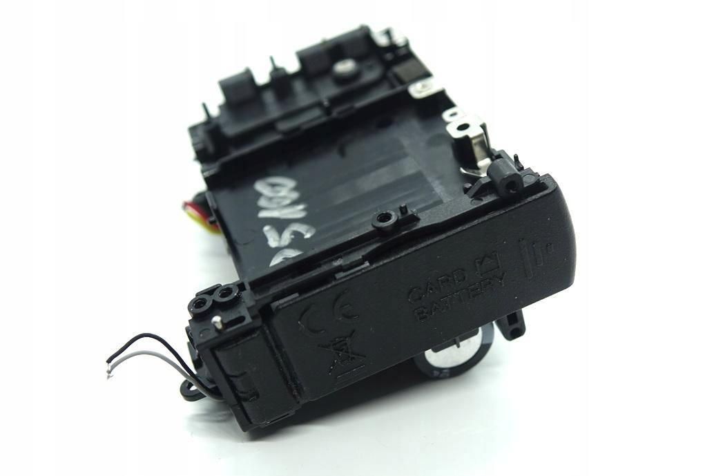 Komora i klapka baterii Nikon P5100