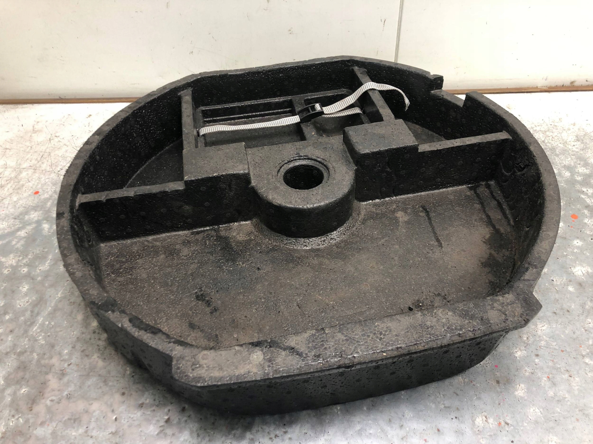 polystirene passenger compartment boot VW TOURAN and 1T0863470