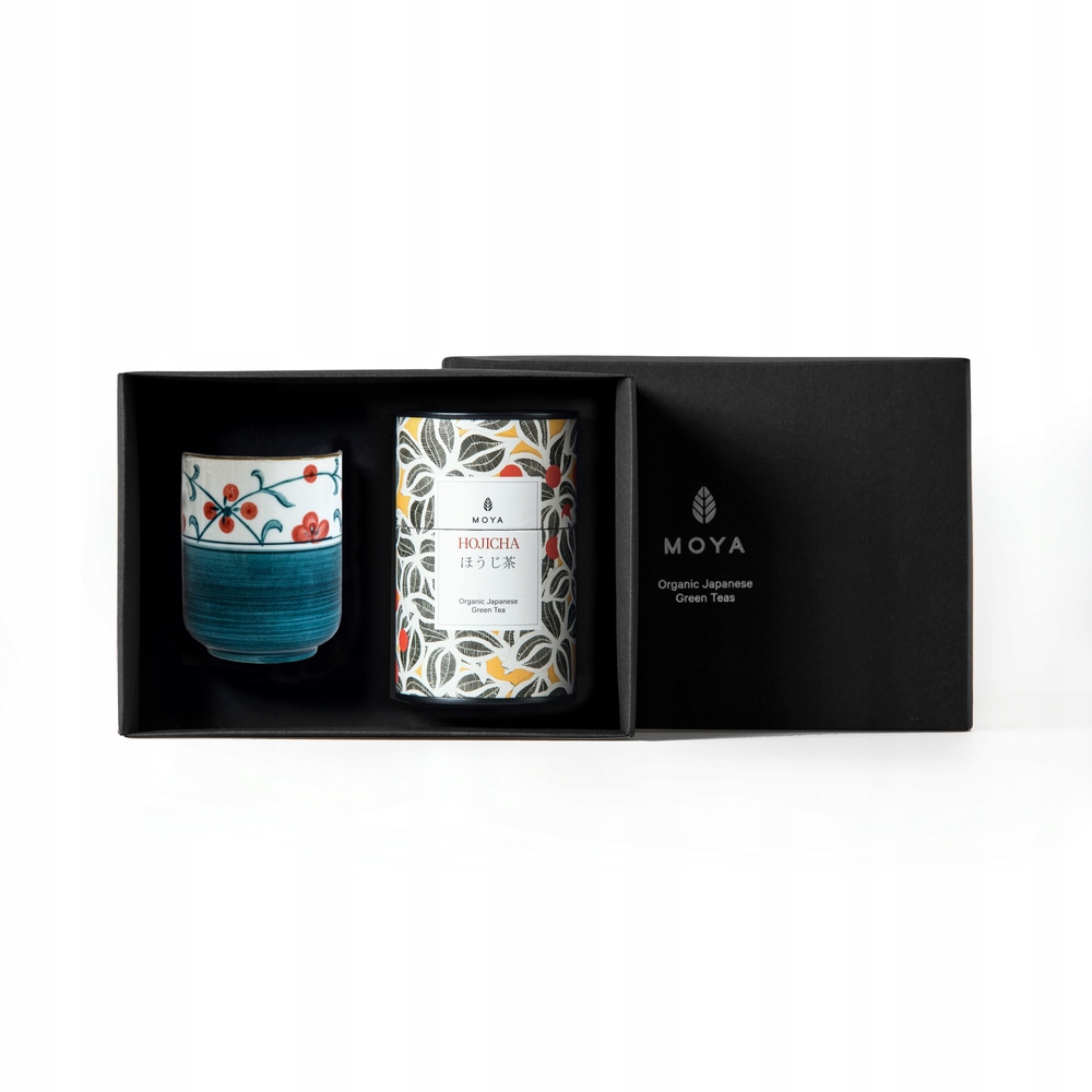 Levně Dárková sada – organický zelený čaj Moya Hojicha a hrnek Sanza