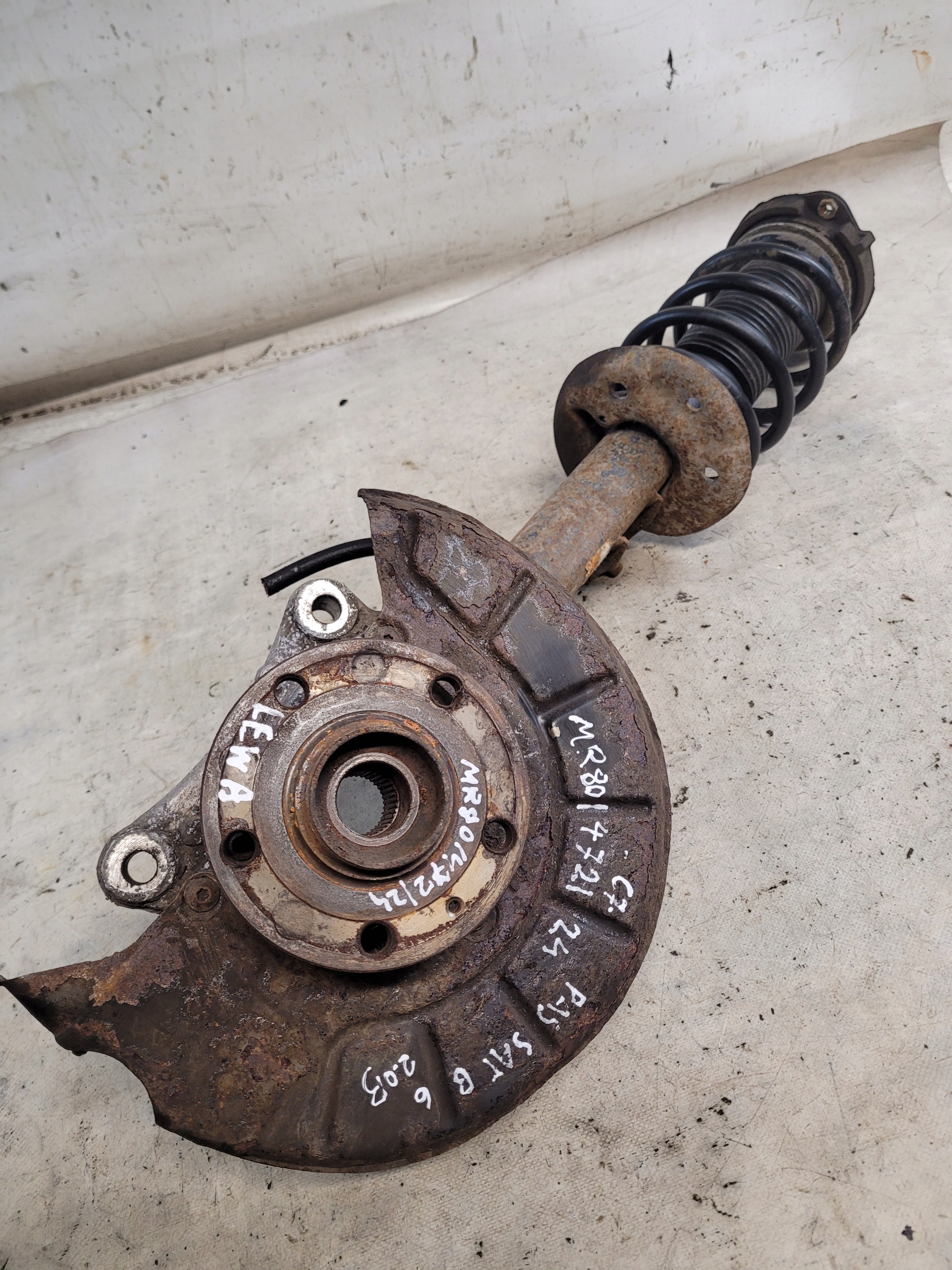 McPherson left front swing of the pivot VW PASSAT B6 2.0TSI