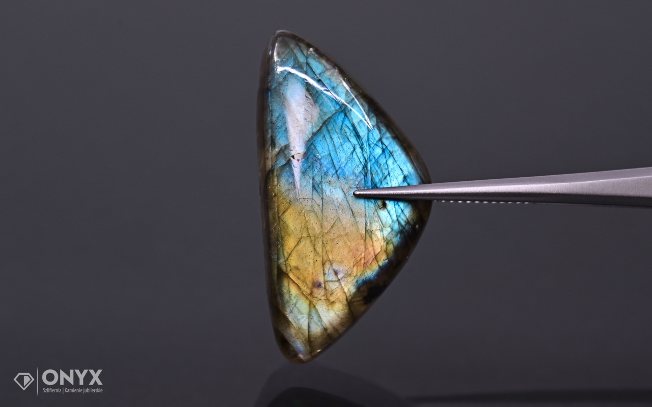 Labradorit kabošon nepravidelný 33,5x17,5 mm