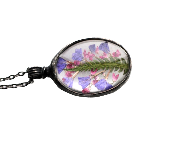 

Naszyjnik z kwiatem, biżuteria roślinna