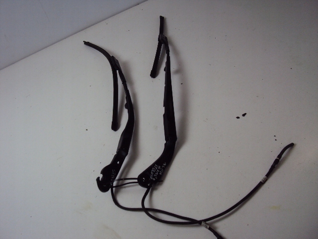 ВАЖЕЛІ СКЛООЧИСНИКА ALFA ROMEO STELVIO 16-