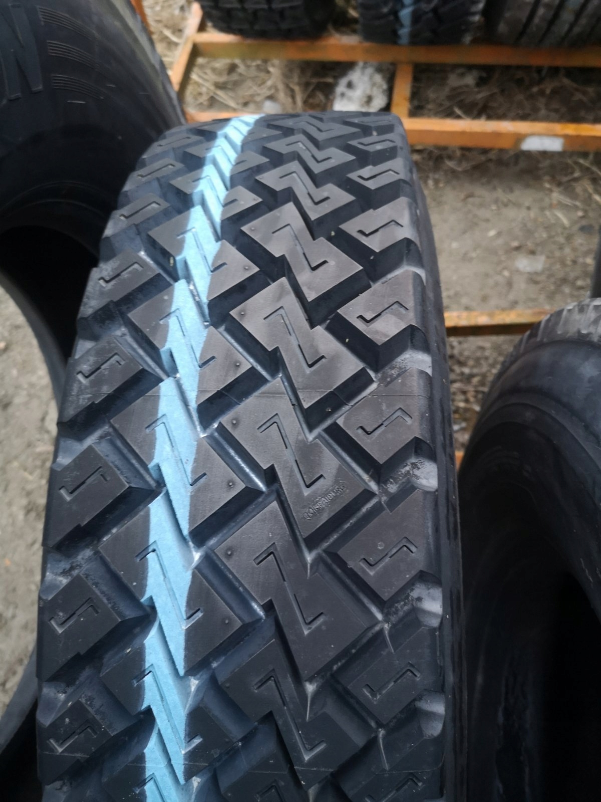 Шини з протектором 245 70 19,5 1 шт.