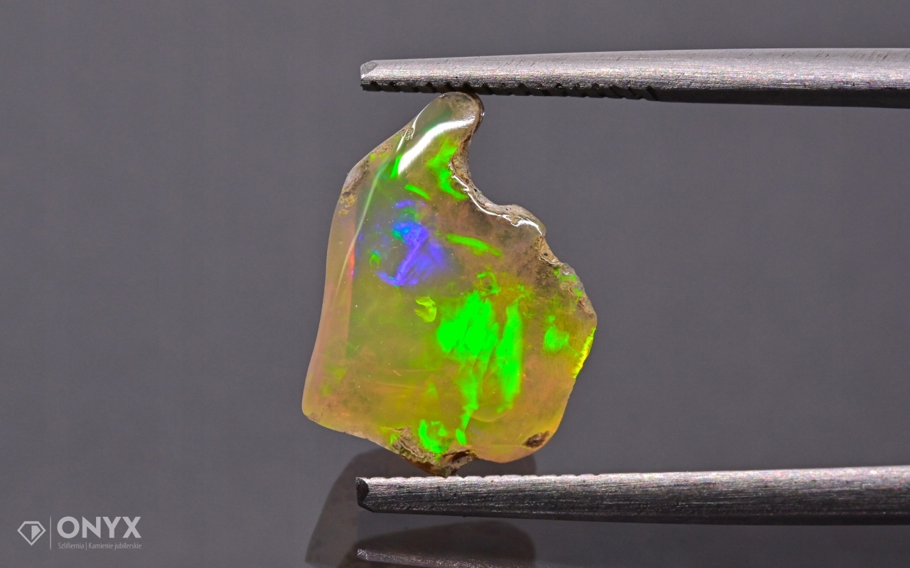Opal z Etiopie hrudka 12,5x9 mm