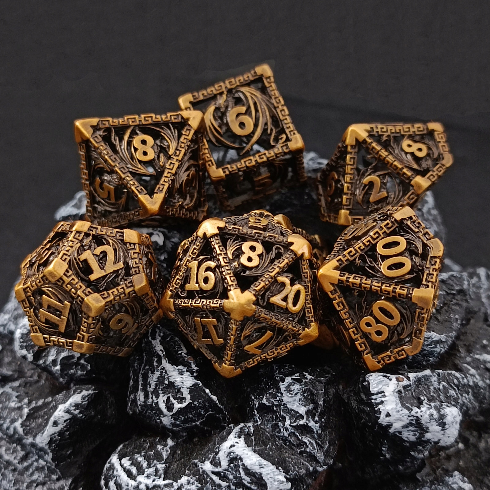 SMOCZY OŁTARZ ZESTAW 7 METALOWYCH KOŚCI RPG Producent RGFK