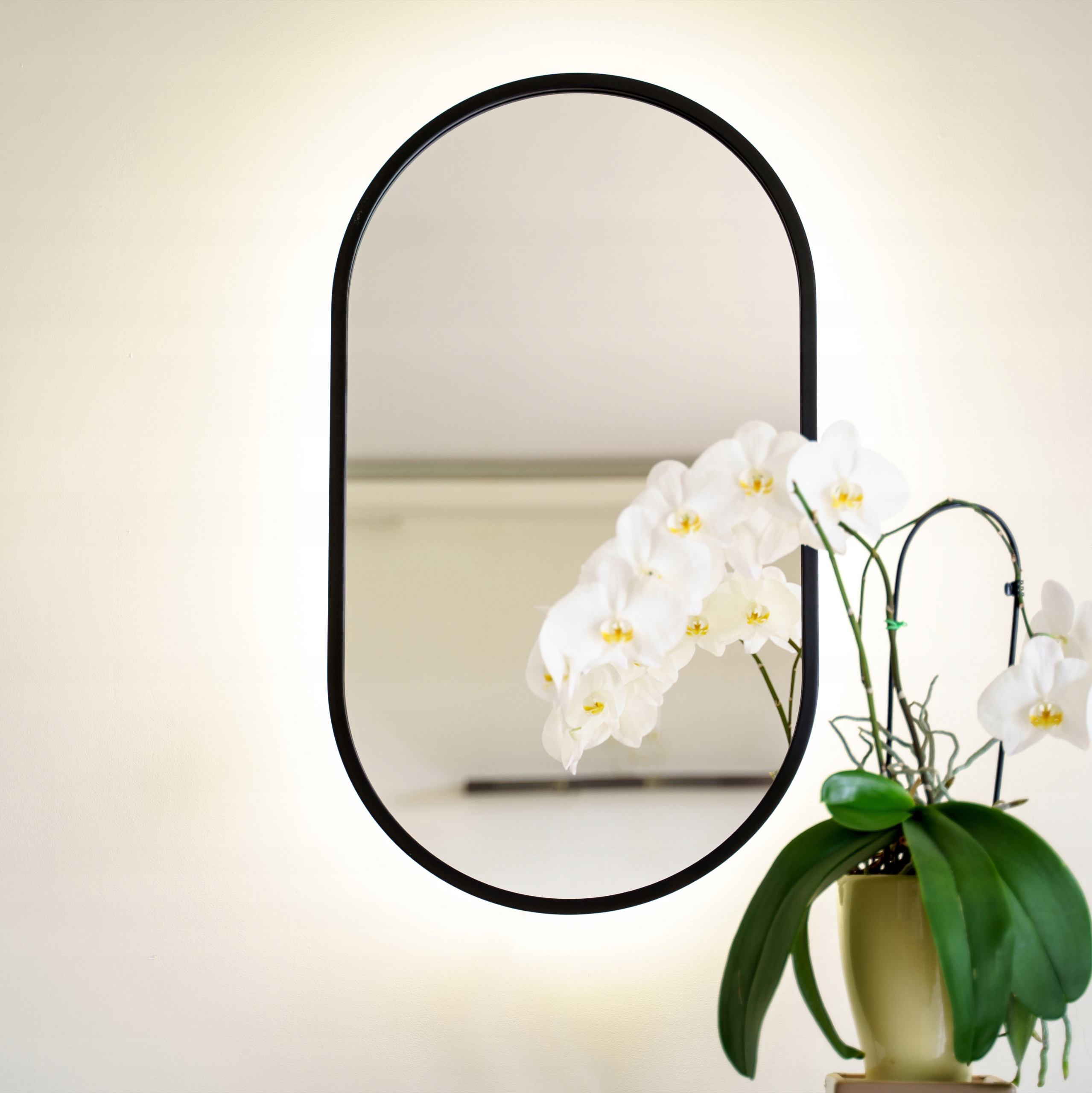 LUSTRO PODŚWIETLANE LED W RAMIE OWALNE CZARNE 45X80 CM Szerokość 450 mm