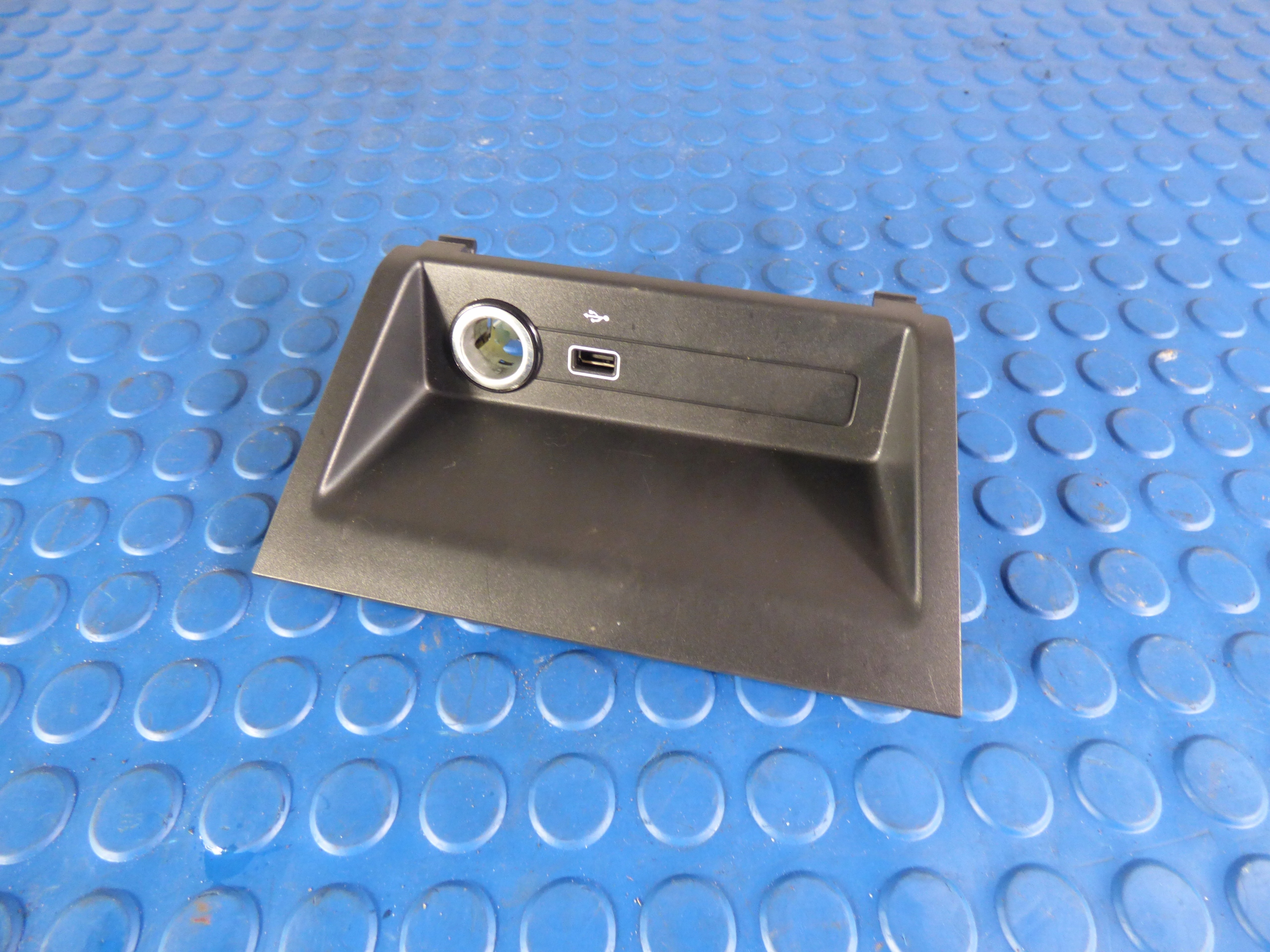 Blende Abdeckung tunelu Adapter, Stecker usb FABIA III