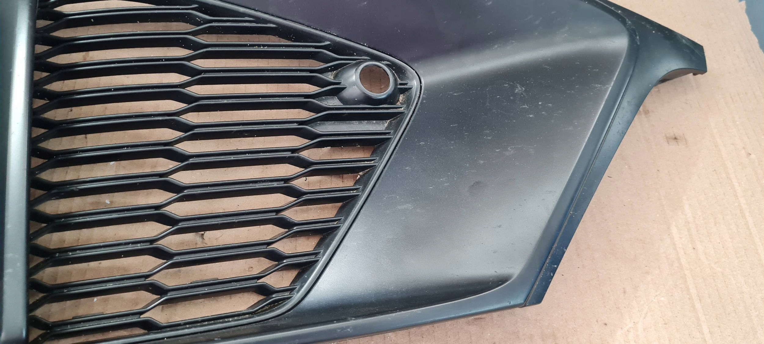 SQ8 4M Q8 grid of a bumper left left front SLINE 4M8807681A