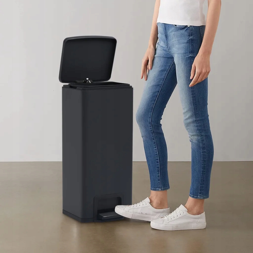 Levně Odpadkový koš s pedálem, bezdotykový, 30 L, černý, ocel