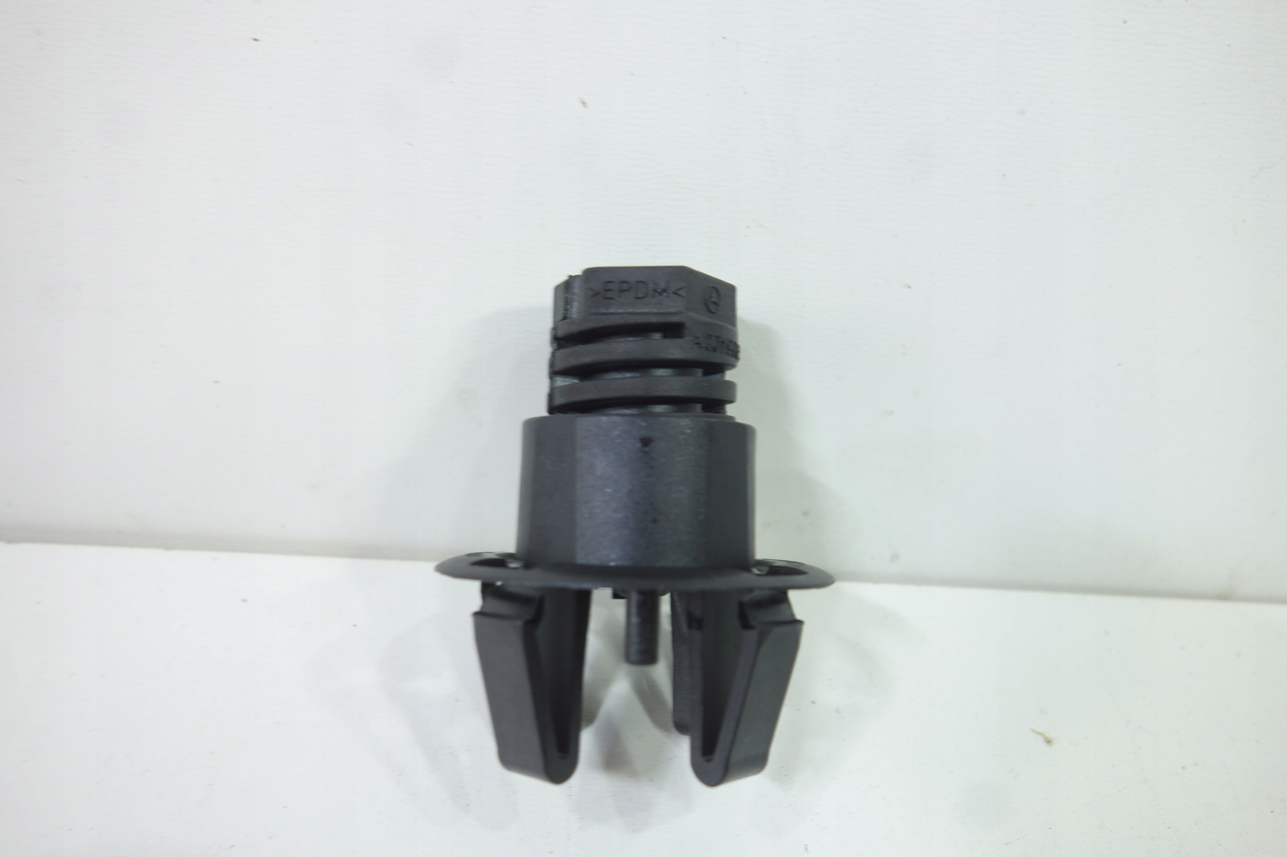 ODBÓJ REGULACJA MASKI MERCEDES A0019981440